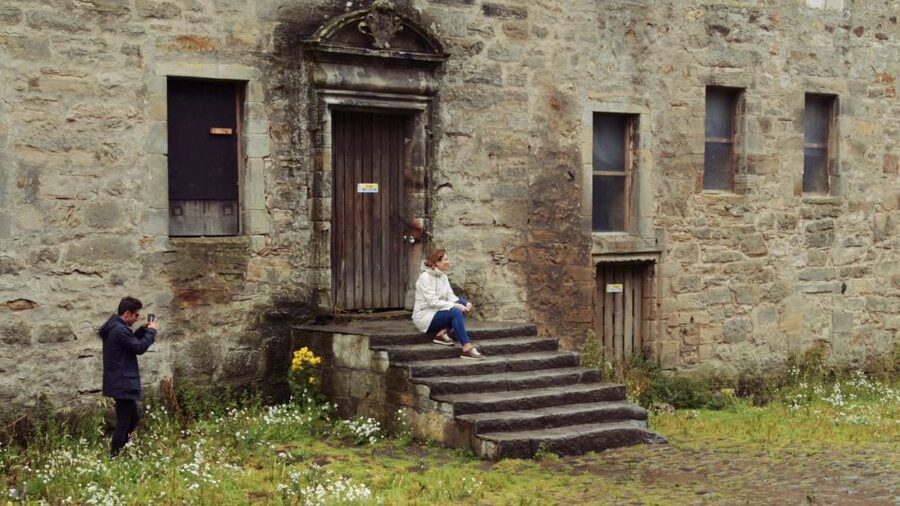 From Edinburgh: Outlander Full-Day Tour in Spanish - Doune Castle, Leoch Castle, and more