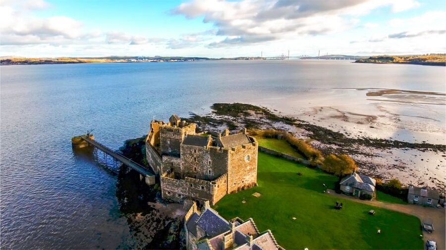 From Edinburgh: The Outlander Experience Guided Tour - Linlithgow Palace and Wentworth Prison