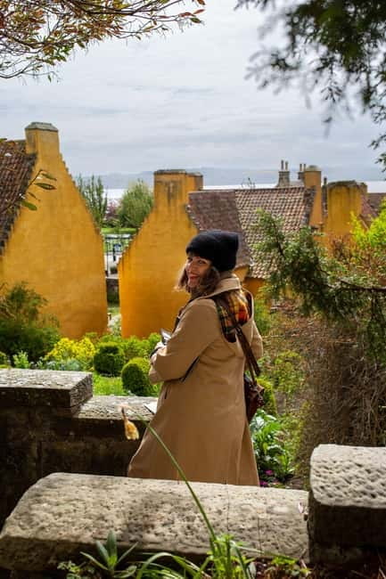 From Glasgow: Castles, Clans & Outlander Day Tour - Falkland combines lunch with Jamie’s ghost