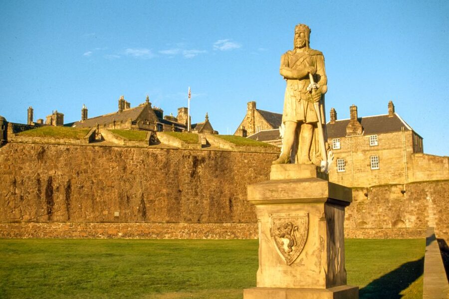From Glasgow: Loch Lomond, Trossachs & Stirling Castle Tour - Choosing between the Loch Lomond cruise and Luss