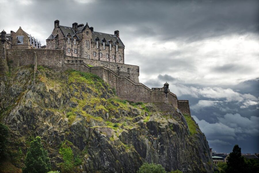 From London: Day Trip to Edinburgh by Rail with Castle Entry - Entering Edinburgh Castle on a fixed schedule