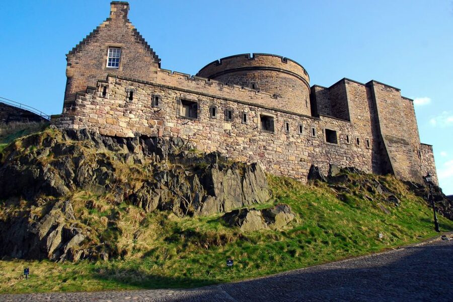 From London: Day Trip to Edinburgh by Rail with Castle Entry - How much time will you really have?
