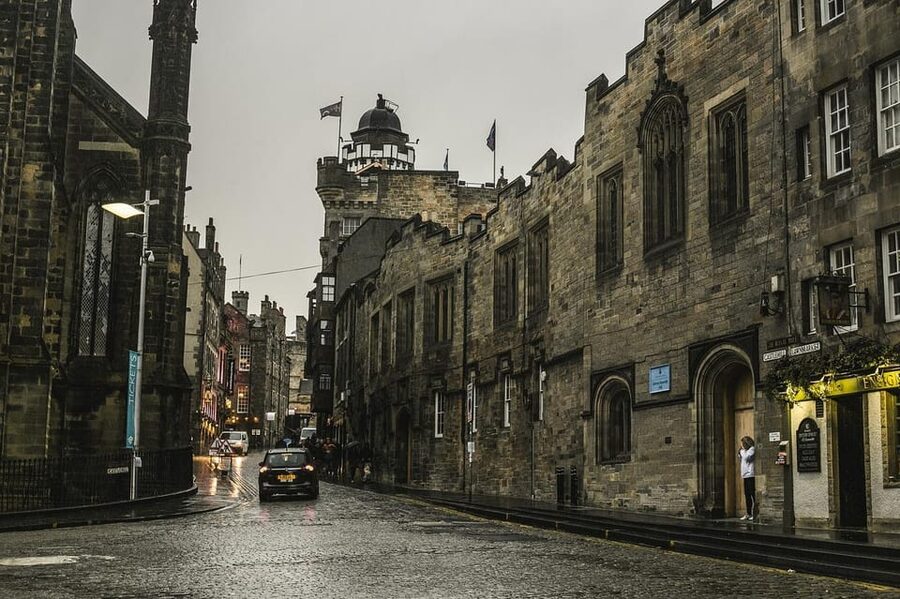Ghost Tour in Edinburgh - Edinburgh Castle and the first dark stories