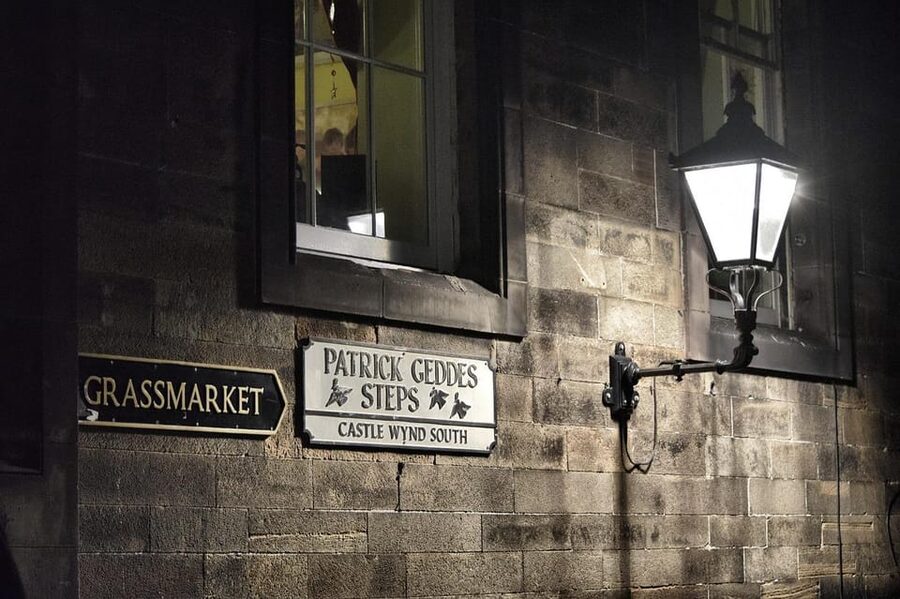 Ghost Tour in Edinburgh - Following the Royal Mile through Edinburgh’s old center