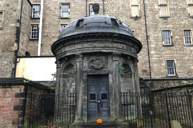 Ghosts of Edinburgh: Bloody Past Exploration Game and Tour - Greyfriars Bobby: a lighter moment beside the kirkyard