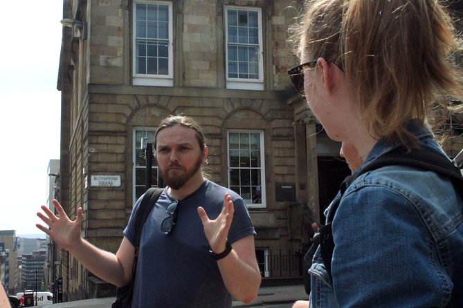 Glasgow: Pubs & History Walking Tour with Beer Tasting - George Square gives you the city’s starting point