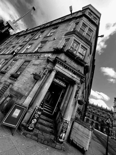 Glasgow: Scottish Rogue Whisky Pub Crawl - First pub: learning how to taste a dram