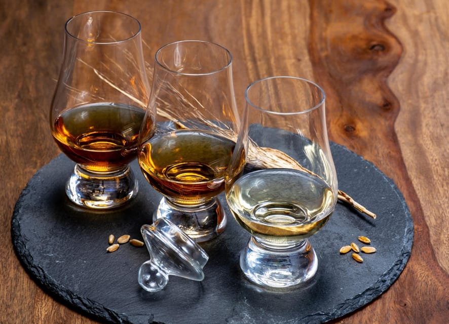 Glasgow: Stirling Castle, Loch Lomond Walk, and Whisky Tour - Meeting your guide at Buchanan Bus Station
