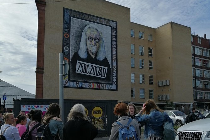 Glasgow Street Art Daily Walking Tour: 2pm - Falling lovers by The Rebel Bear