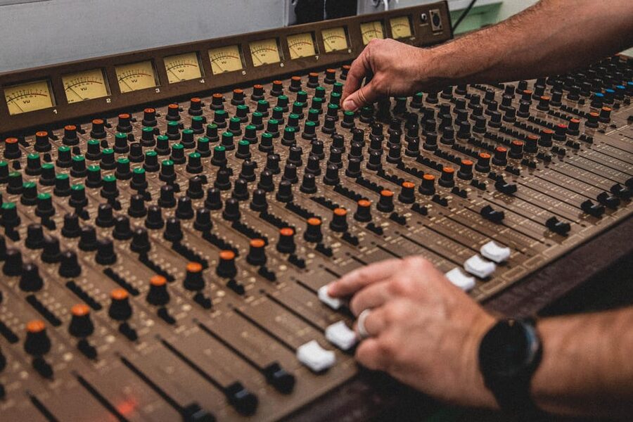 Glasgow: Stuck in the 90s... A Nostalgic Musical Escape Room - Welcome to Blade Heart’s very dated studio