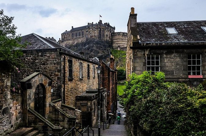 Guided 60-Minute Photography and sightseeing Tour in Edinburgh - Greyfriars Bobby: a story with an editing lesson