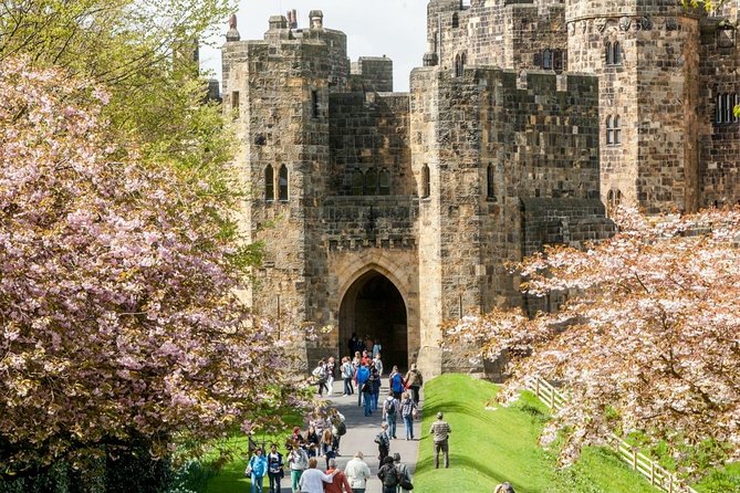 Harry Potter's Alnwick Castle and Scottish Borders Day Trip - Leaving Edinburgh at 8:15 am