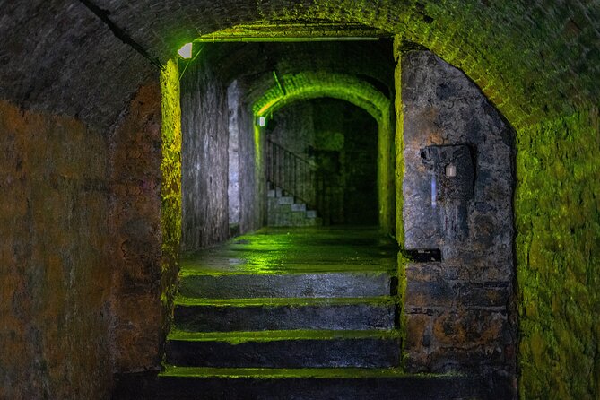 Haunted Vaults and Graveyard Walking Tour in Edinburgh - The guides make the difference