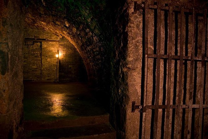Haunted Vaults Walking Tour in Edinburgh - Entering the Edinburgh vaults