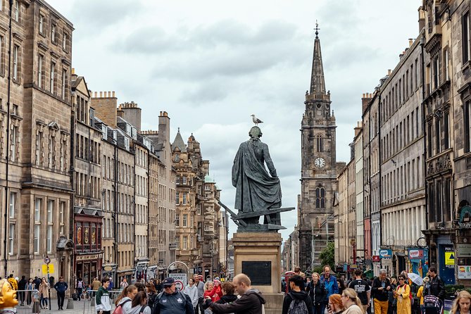 Highlights & Hidden Gems With Locals: Best of Edinburgh Private Tour - Grassmarket, from executions to pub tables