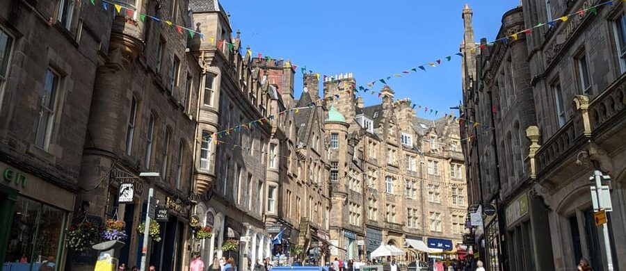 Magic and Legends in Edinburgh: Small Group Walking Tour in French - Scott Monument and the Royal Mile