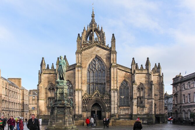 Private 4h Walking Tour in Edinburgh with Edinburgh Castle Tour - Calton Hill gives you the city in one glance