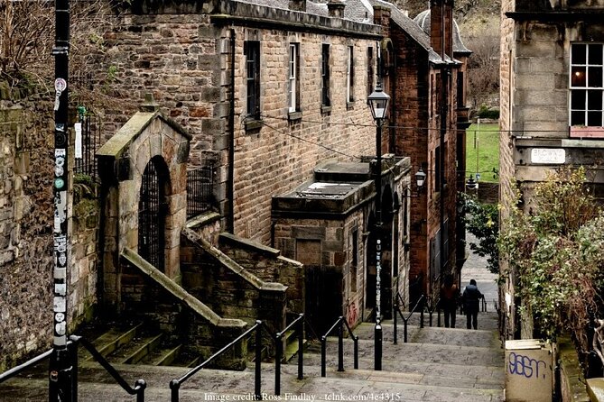 Private 4h Walking Tour in Edinburgh with Edinburgh Castle Tour - City Chambers shows Edinburgh’s civic side