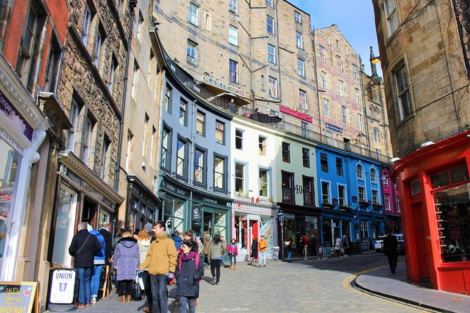 Private 4h Walking Tour in Edinburgh with Edinburgh Castle Tour - Victoria Street brings in color, curves, and Harry Potter stories