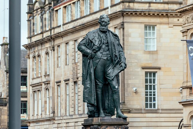 Private City Kickstart Tour: Edinburgh - The Royal Mile, closes, and stories you might miss