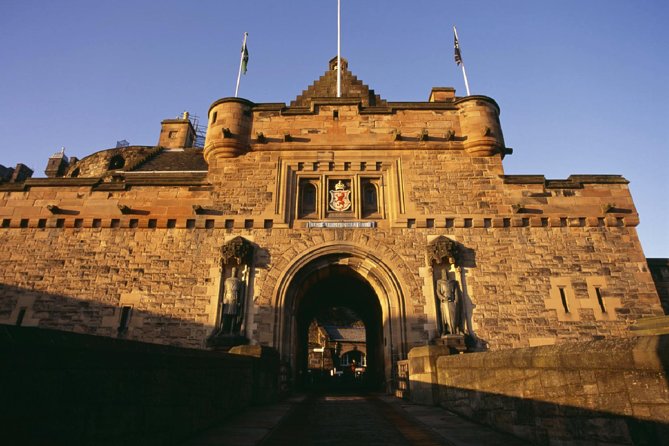 Private Edinburgh Castle Tour - Reaching Edinburgh Castle from the Royal Mile