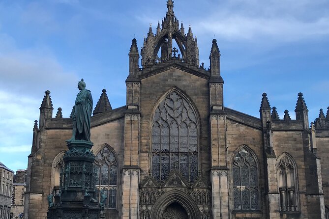 Private Edinburgh City 4-Hour Guided Tour in a black cab LEVC TX - Calton Hill delivers the best short stop