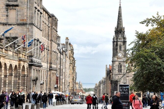 Private Full-Day Walking Tour in Edinburgh with Edinburgh Castle - A private start through Edinburgh’s Old Town