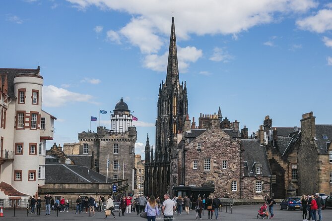 Private Full-Day Walking Tour in Edinburgh with Edinburgh Castle - Victoria Street, John Knox House, and the route to Holyrood