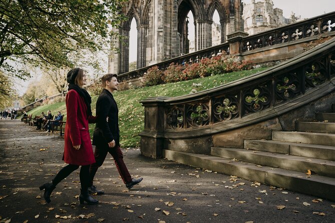 Private Photoshoot in Edinburgh with a Professional Photographer - The Vennel viewpoint and the castle frame