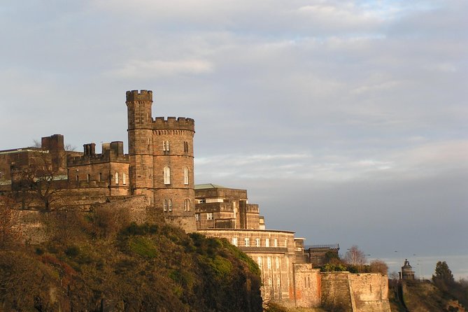 Public guided tour of Edinburgh at a minimum price - in French - Through the medieval Old Town and its closes
