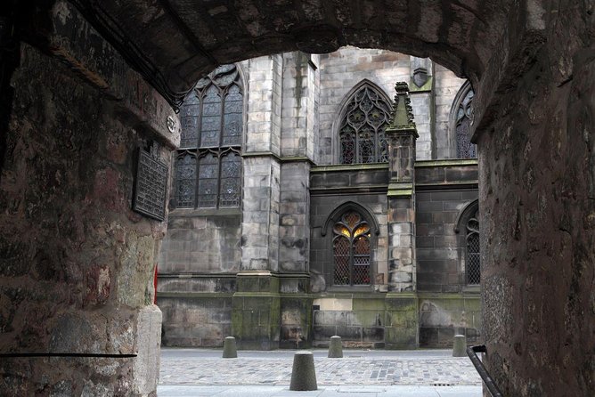 Royal Mile and Edinburgh Castle - Small Group Walking Tour - The guides make or break the experience
