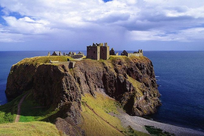 Scottish Castles Glamis and Dunnottar Italian Tour Guide - Glamis Castle, family home and royal connection