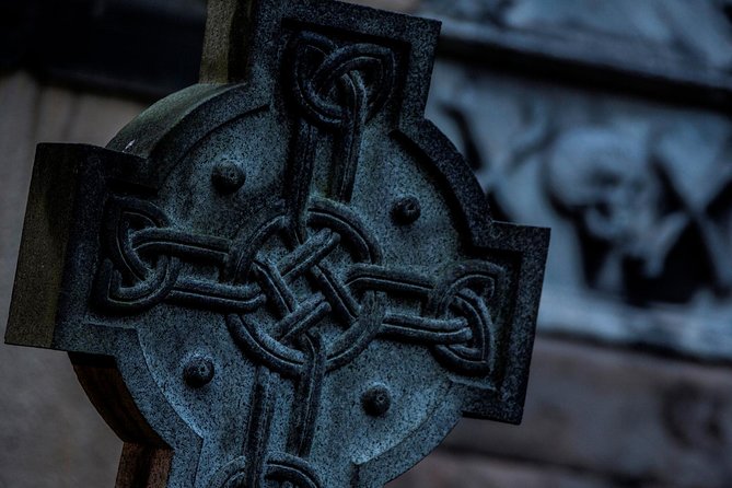 Small Group Edinburgh Underground Vaults & Graveyard Ghost Tour - Meeting at Mercat Cross and entering Old Town history
