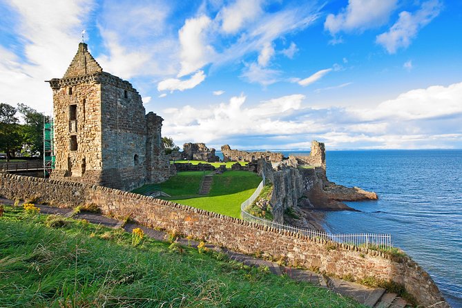 St Andrews & Cliffs and Dunnottar Castle in Spanish. - Falkland, una breve parada con aire de serie