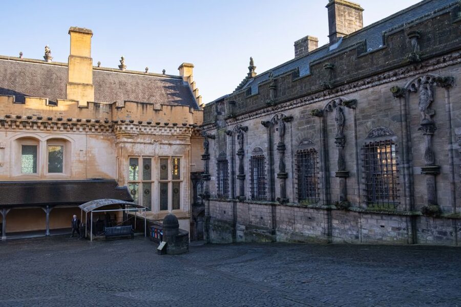 Stirling Castle: Skip-the-Line Guided Tour in Spanish - What 90 Minutes Really Gives You