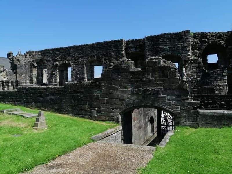 Stirling: Daily Guided Walking Tour (11am & 2pm) - Stirling Old Town Cemetery and its three-hundred-year-old stones