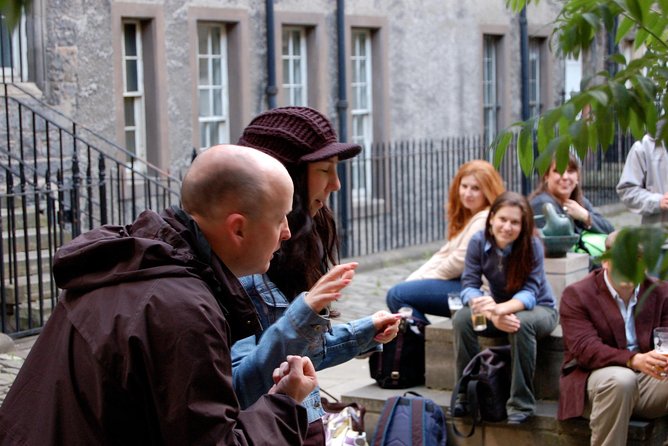The Edinburgh Literary Pub Tour - Wynds, courtyards, and the walking between performances