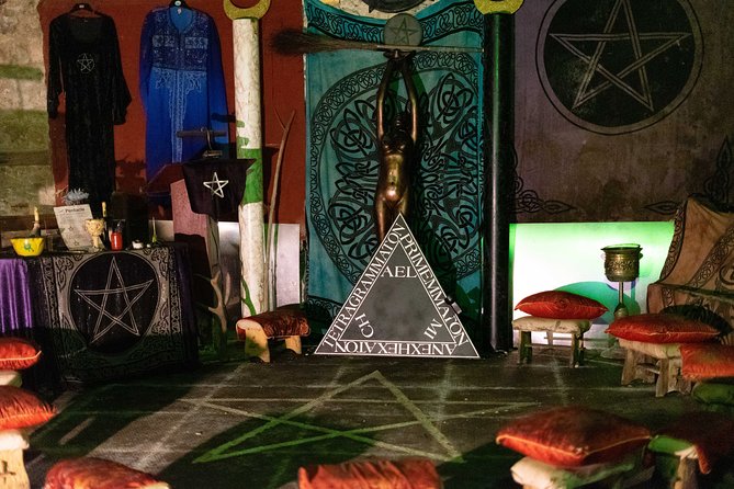 Underground Vaults Walking Tour in Edinburgh Old Town - Starting on the Lawnmarket with Edinburgh’s darker side