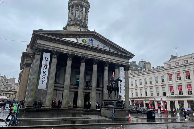 Walking Tour of Glasgow - The actor-guide difference